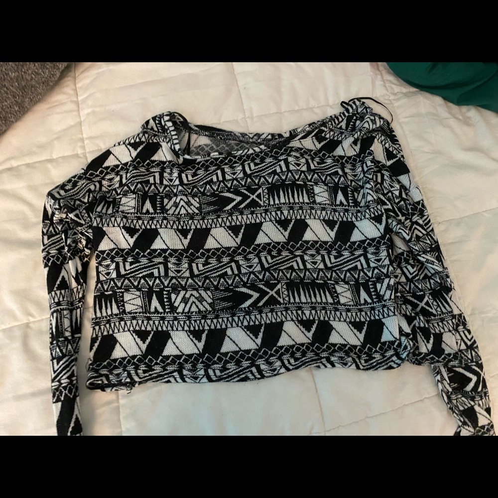 Long sleeve crop top, open from the back